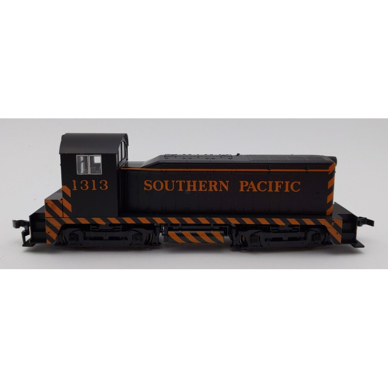 Kato 37-1010 HO Scale Southern Pacific EMD NW2 Diesel Swittcher #1313 EX