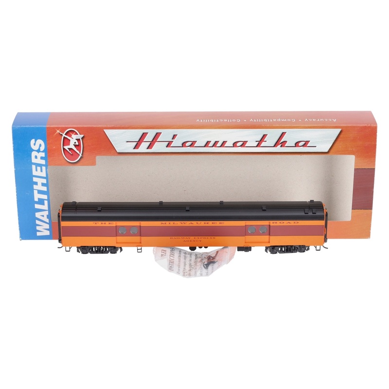 Walthers 932-9202 HO Scale Milwaukee Hiawatha Express Car w/Conductors Window LN/Box