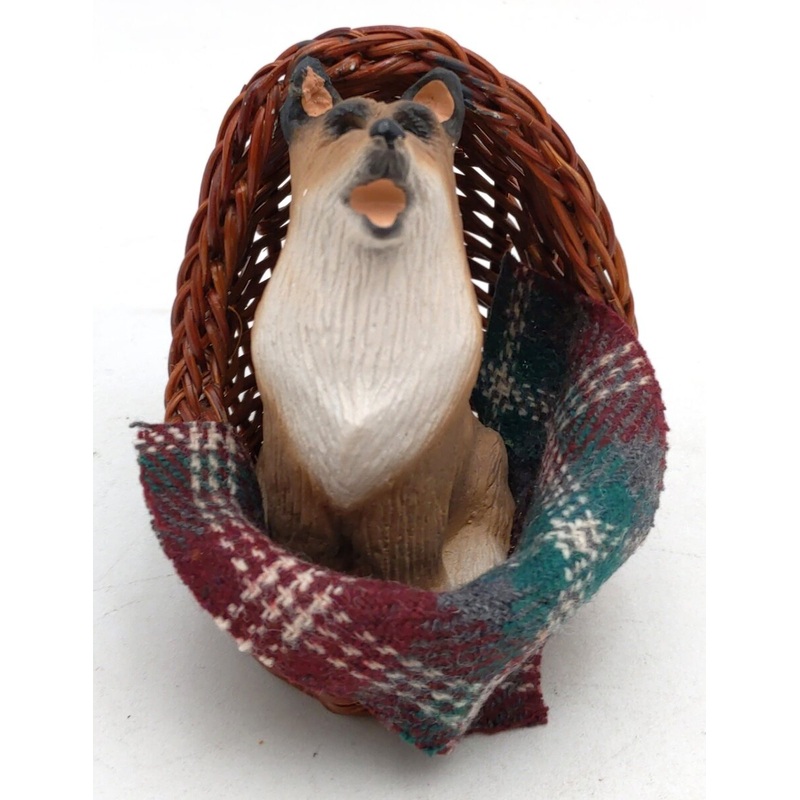 Byers’ Choice The Carolers Family Dog in Basket LN