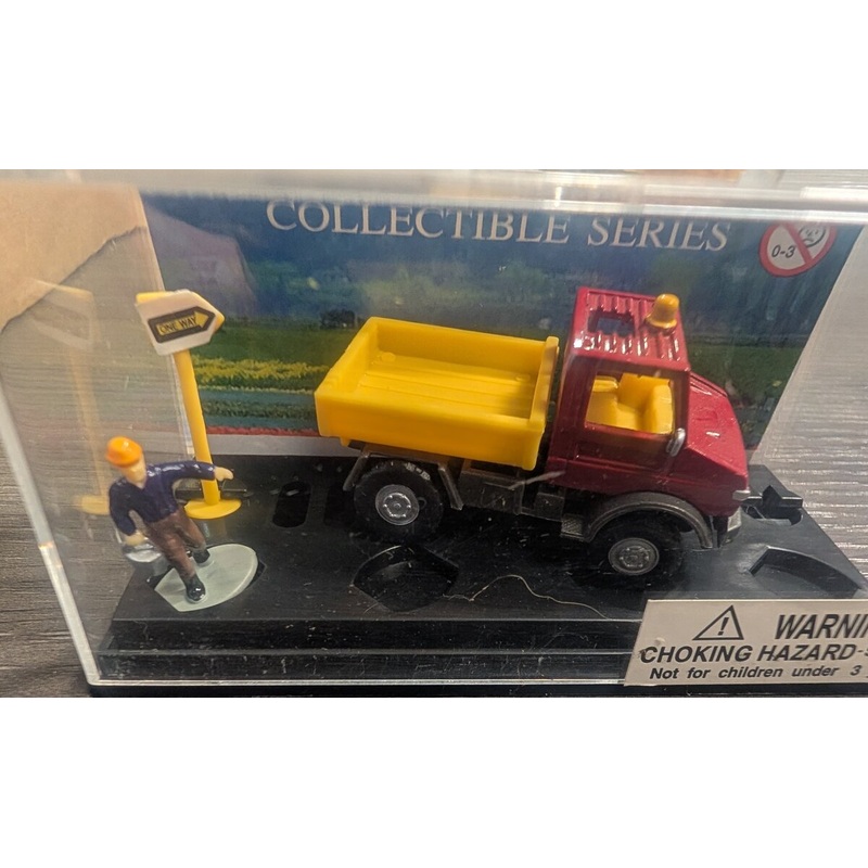 Smart Toys 20537 1:87 Die Cast Red & Yellow Flatbed Truck w/Figure & Sign