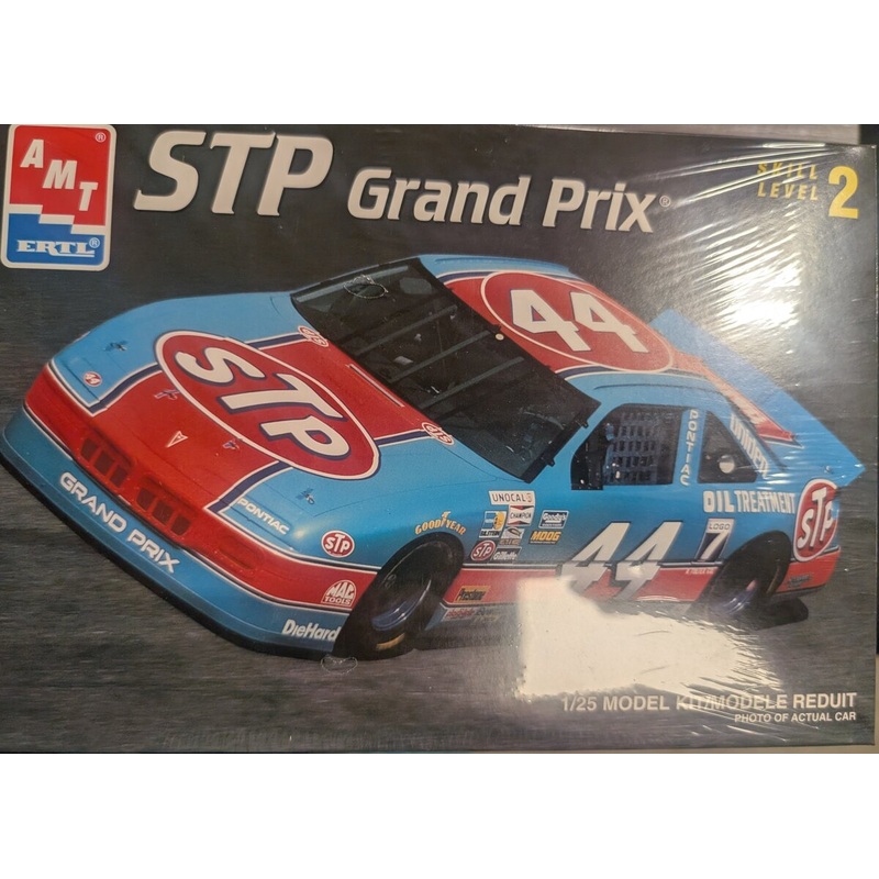 AMT 6892 1/25 STP GRAND PRIX MODEL KIT