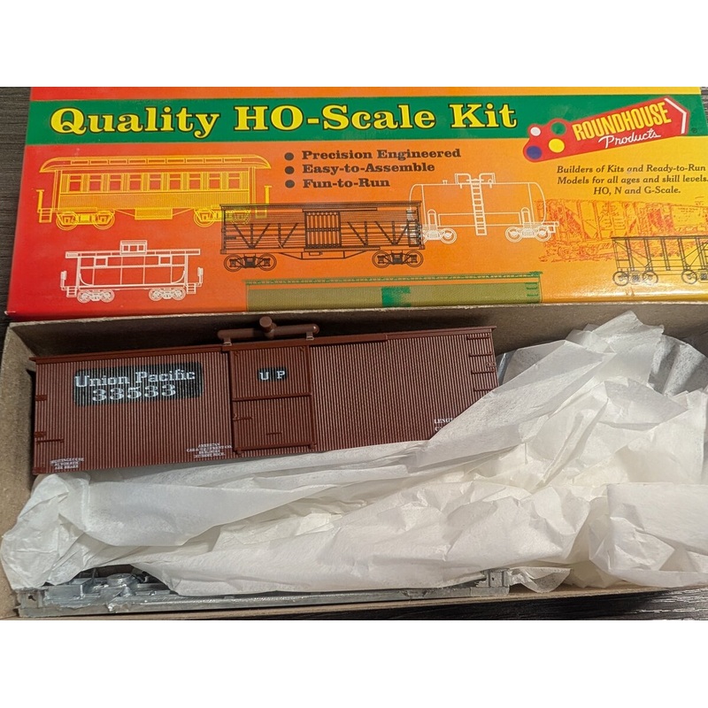 Roundhouse 03299 HO Scale Union Pacific 36′ Old Time Boxcar #33533 Kit