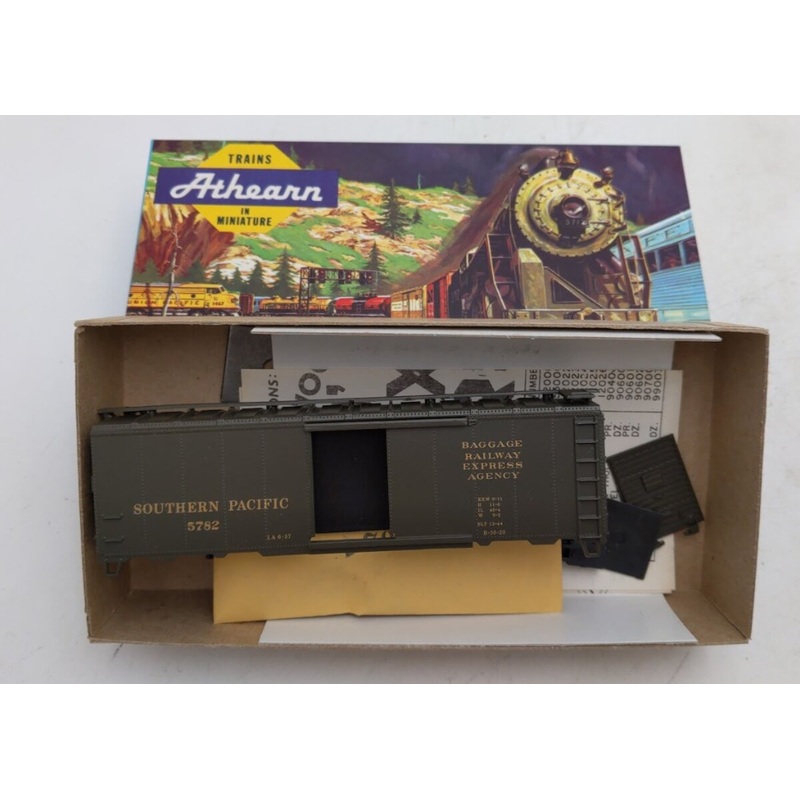 Athearn 1124-2 HO Bev-Bel Corp. Southern Pacific REA Baggage 40′ Box Car Kit
