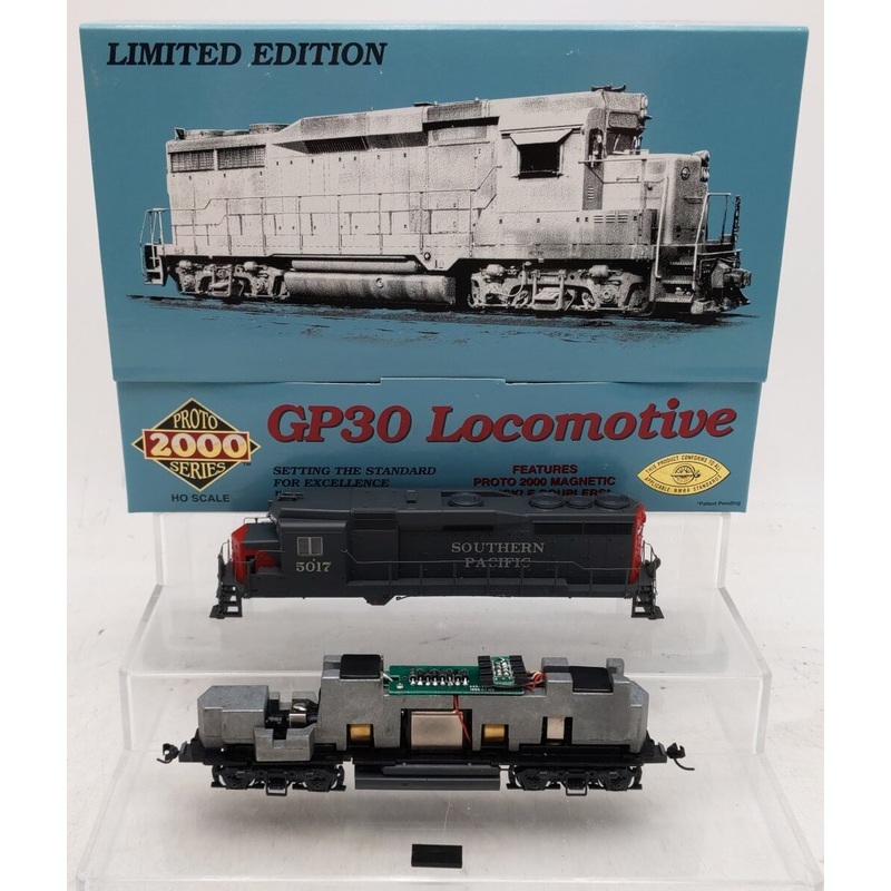 Proto 2000 23122 HO Scale Southern Pacific GP30 Diesel Locomotive #5017 EX/Box