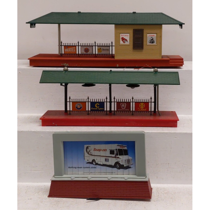 Lionel #6-14138/6-2129/6-2256 O Assorted Decor – Billboard, Station, Platform EX