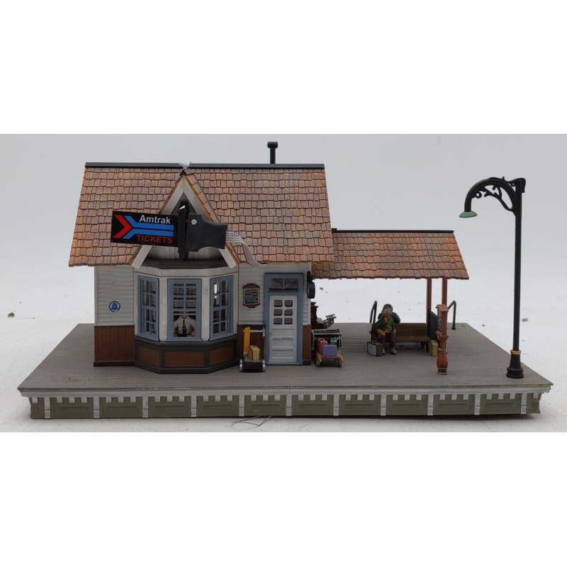 Woodland Scenics BR5852 O Built-&-Ready Linn Creek Depot Building w/ Neon Amtrak VG