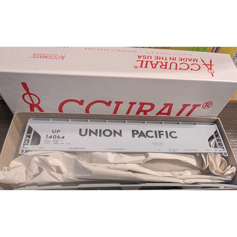 Accurail 32005 HO Union Pacific ACF 3-Bay Covered Hopper #14064 Kit