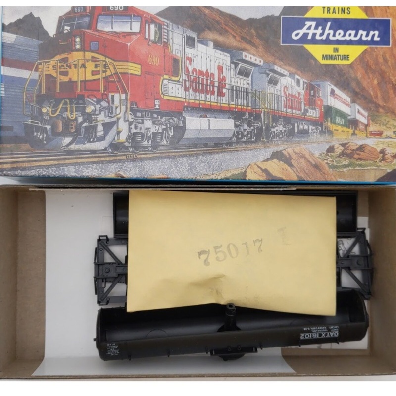 Athearn 1583 HO Scale GATX Single Dome Tank Car # 16102 Kit