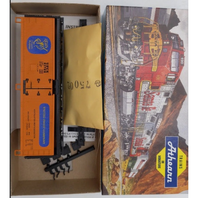 Athearn 21726 HO Chiquita Bananas Unit Fruit Co. 40′ Wood Ice Bunker Reefeer Kit