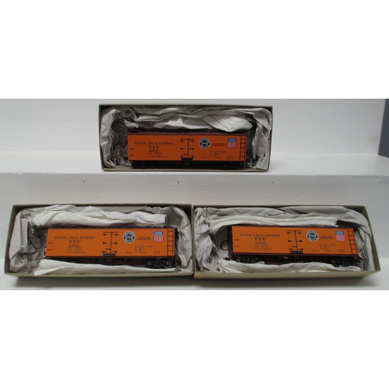 Accurail 48531 HO Scale PFE 40′ Wood Reefer Box Car Kit 3-Pk