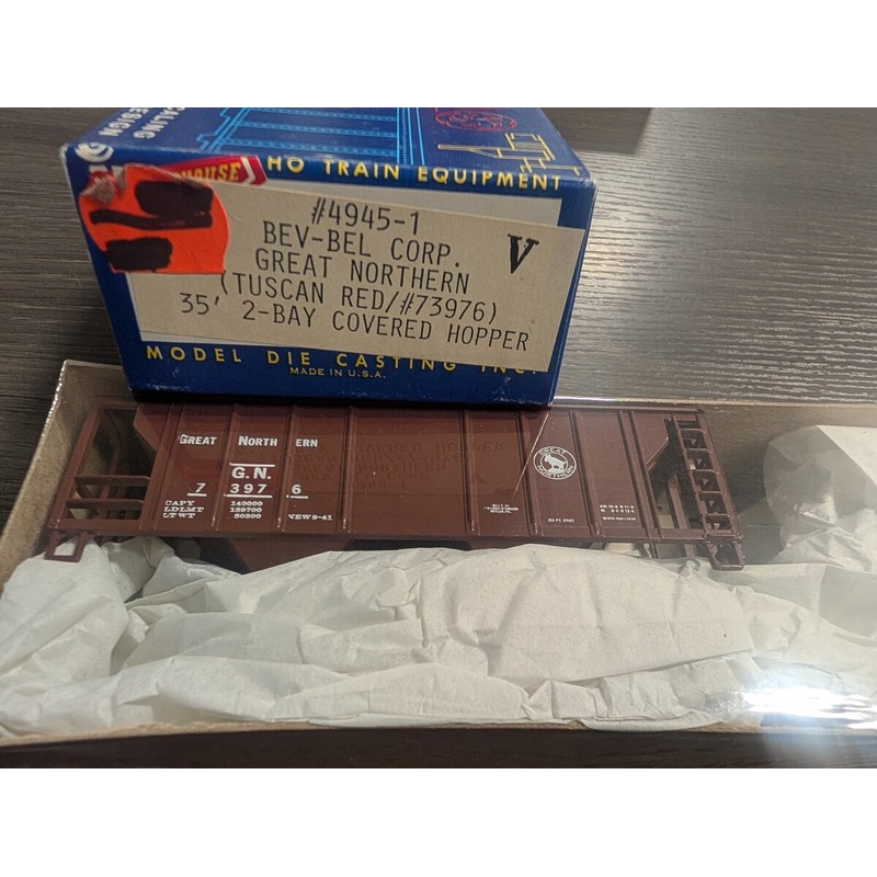 BevBel 4945-1 HO Great Northern 35′ 2-Bay Covered Hopper #73976 Kit (Tuscan Red)