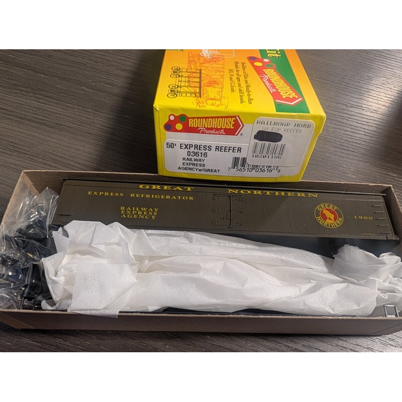 Roundhouse 03616 HO REA Great Northern 50′ Express Reefer #1900 Kit