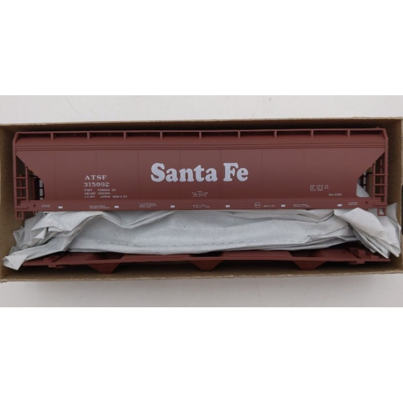 Accurail 2002.4 HO Santa Fe ACF Covered Hopper Car # 315092 Kit