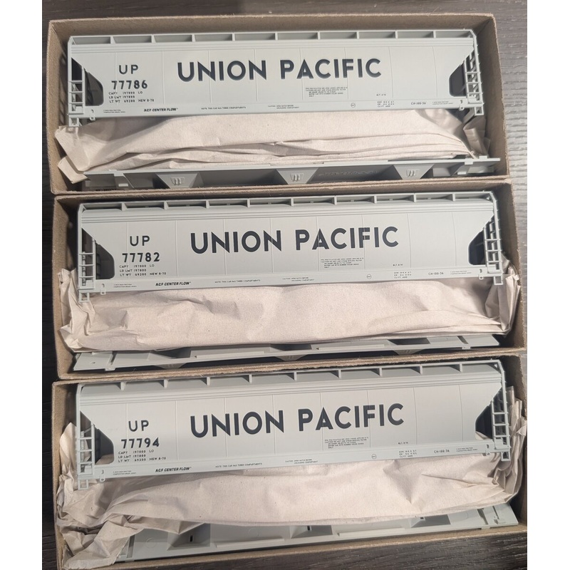 Accurail 42005 HO Union Pacific ACF 3-Bay Covered Hopper (Set of 3) Kits