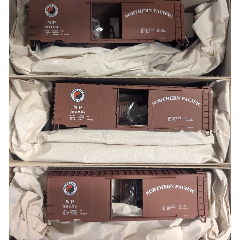 Accurail 3348 HO Scale Northern Pacific 40′ PS-1 Steel Boxcar Kit 3-Pack