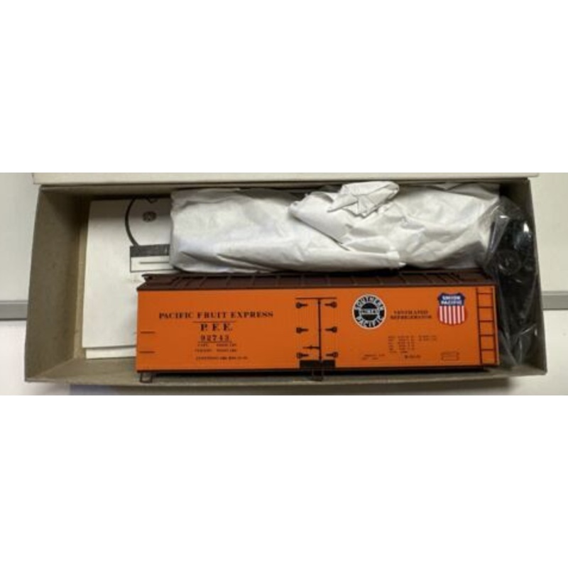 Accurail 4833.1 HO Pacific Fruit Express 40′ Wood Reefer #92743 Kit