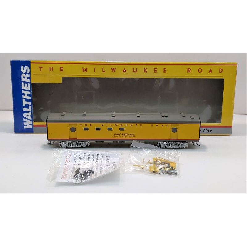Walthers 932-9211 HO Scale Milwaukee Road Hiawatha Yellow RPO Car LN/Box