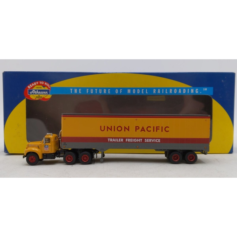Athearn 93190 HO RTR Union Pacific Mack B Tractor w/ 40′ Trailer EX/Box