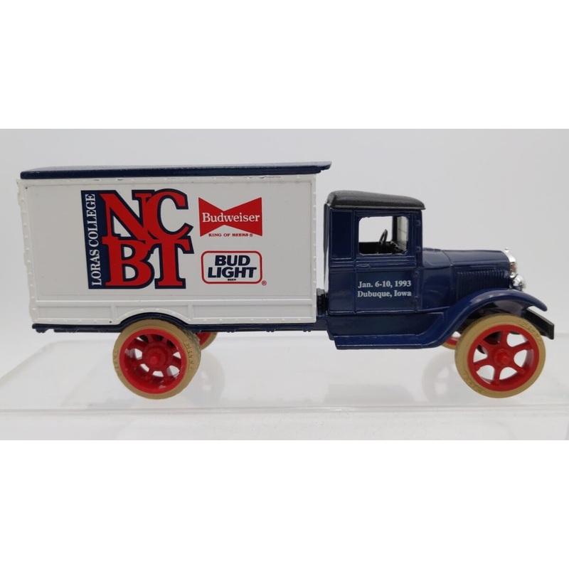 Ertl 2989 1931 Hawkeye Motor Truck Budweiser Vehicle Bank
